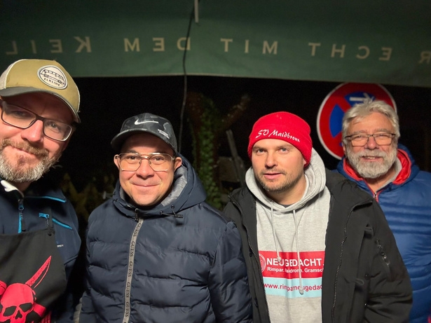 Torsten Keller mit drei weiteren Personen im Freien