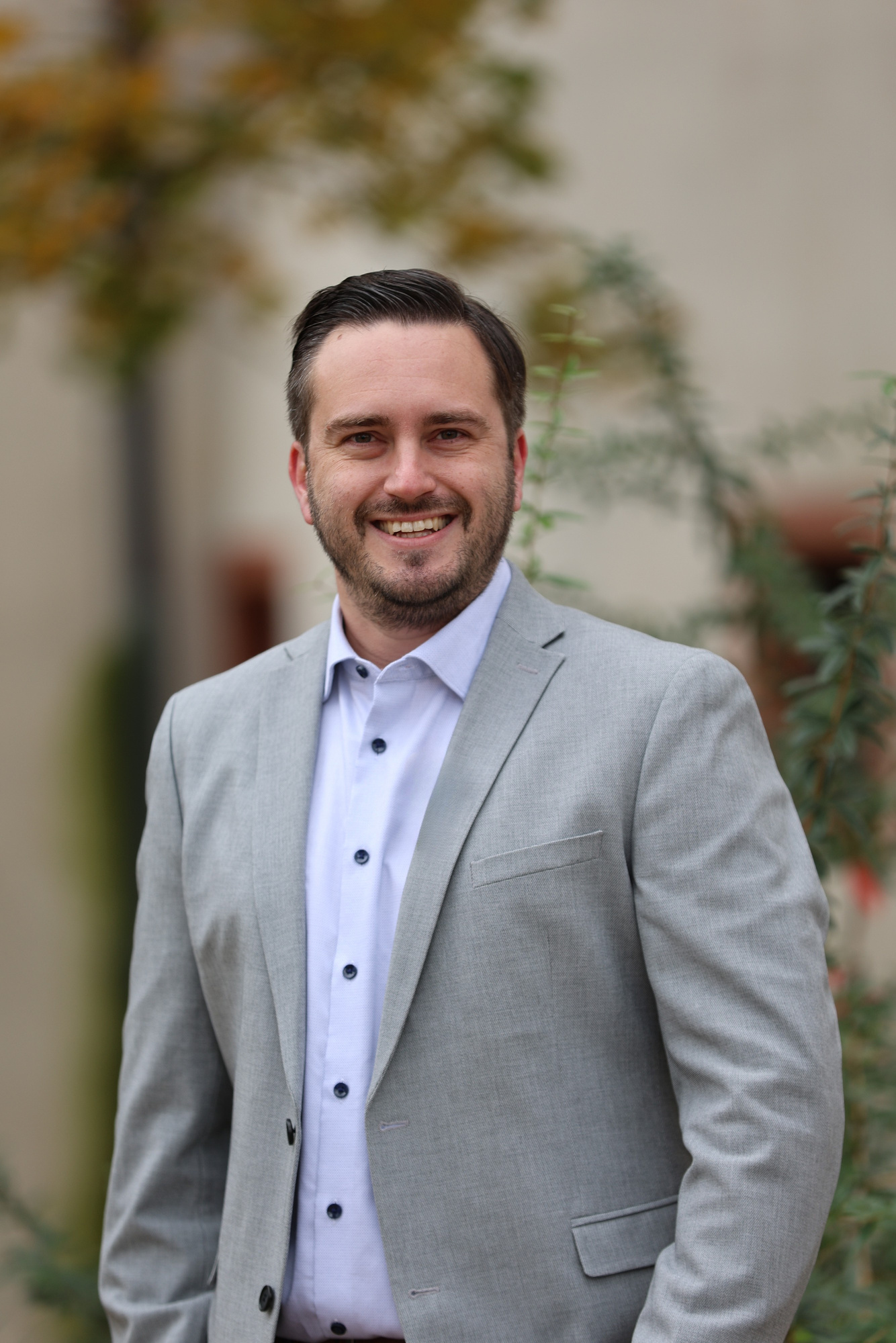 Torsten Keller im grauen Sakko im Freien